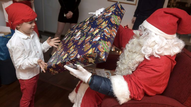 Le carton ondulé est un matériau essentiel pendant la période de Noël.  Photo Reuters 