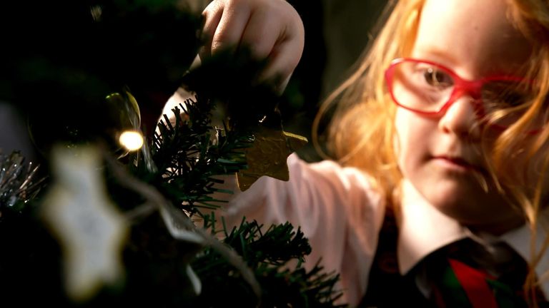 Children make stars for Queen&#39;s Christmas tree