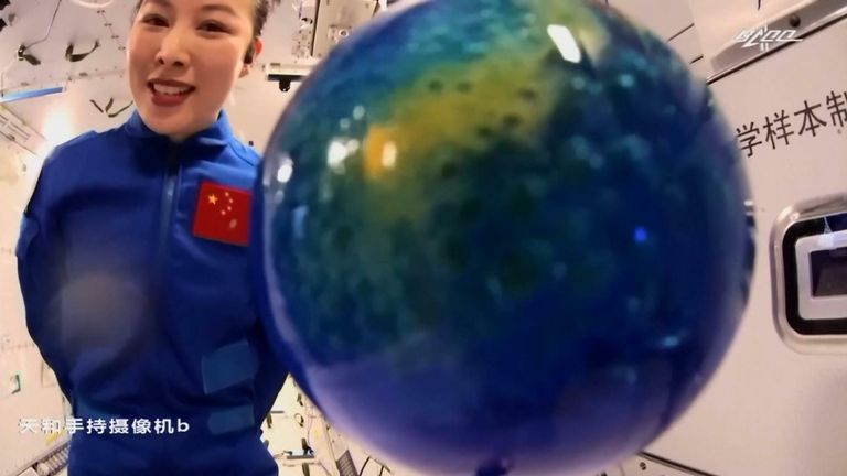 Chinese astronaut gives lecture to children
