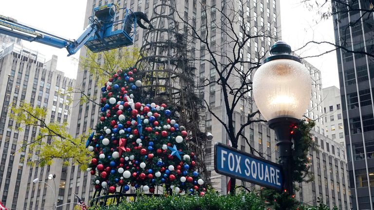 L'albero di 50 piedi è stato raso al suolo a Manhattan.  Pic: AP