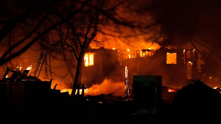Пожар Маршалла охватил дом в Луисвилле, штат Колорадо, в четверг, 30 декабря 2021 года, когда бригады работали всю ночь, борясь с пламенем, уничтожившим более 500 домов в округе Боулдер.  (AP Photo / The Gazette, Кристиан Мердок) 