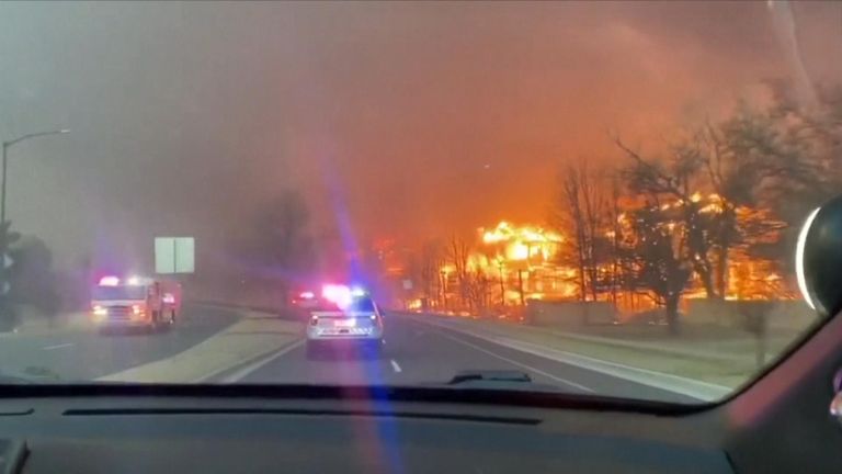 كولورادو: الدخان يتصاعد من جهود الإنقاذ من حرائق الغابات