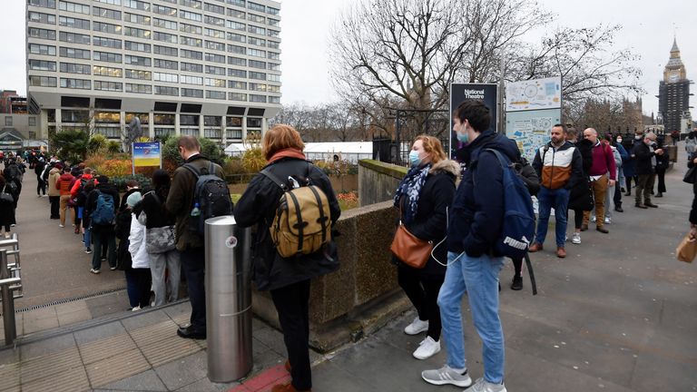 Les gens font la queue pour recevoir le vaccin COVID-19 et des doses de rappel, alors que la propagation de la maladie à coronavirus (COVID-19) se poursuit, dans un centre de vaccination sans rendez-vous à Saint Thomas'  Hôpital de Londres, Grande-Bretagne, le 14 décembre 2021. REUTERS/Toby Melville