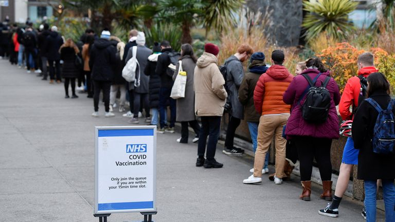 People queue to receive COVID-19 vaccine and booster doses, as the spread of the coronavirus disease (COVID-19) continues, at a walk-in vaccination centre at Saint Thomas&#39; Hospital in London, Britain, December 14, 2021. REUTERS/Toby Melville
