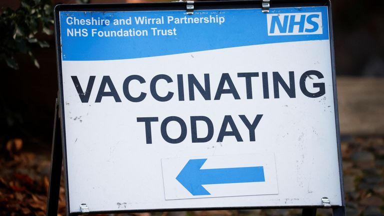 Un panneau est visible dans un centre de vaccination sans rendez-vous de la cathédrale de Chester, alors que la propagation de la maladie à coronavirus (COVID-19) se poursuit, à Chester, en Grande-Bretagne, le 15 décembre 2021. REUTERS/Phil Noble