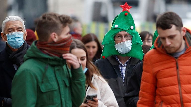 Pandémie de COVID-19 à Londres Un homme porte un chapeau sur le thème de Noël, au milieu de la maladie à coronavirus (COVID-19) à Londres, Grande-Bretagne, le 18 décembre 2021. REUTERS/Peter Nicholls