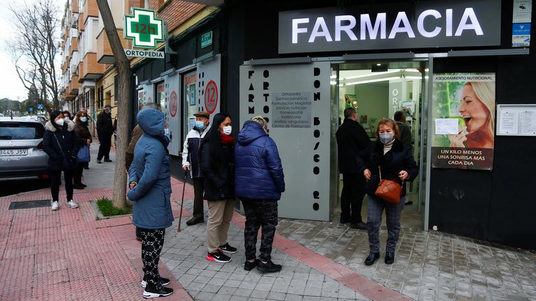 Les gens font la queue pour recevoir des tests gratuits de maladie à coronavirus à flux latéral (COVID-19) dans une pharmacie, alors que les autorités régionales ont réapprovisionné les fournitures après le Noël à Madrid, en Espagne, le 28 décembre 2021. REUTERS/Javier Barbancho.