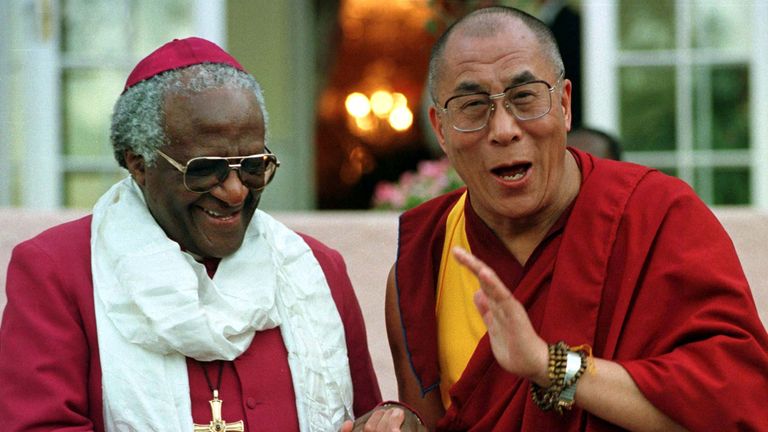 عکس فایل: اسقف اعظم دزموند توتو پس از ملاقات دالایی لاما در 21 اوت، شوخی را با آنها به اشتراک می گذارد.  دالایی لاما در یک دیدار کوتاه در کشور به سر می برد، اولین دیداری که توسط یک رهبر بودایی انجام می شود.  رویترز / مایک هاچینگ / عکس فایل