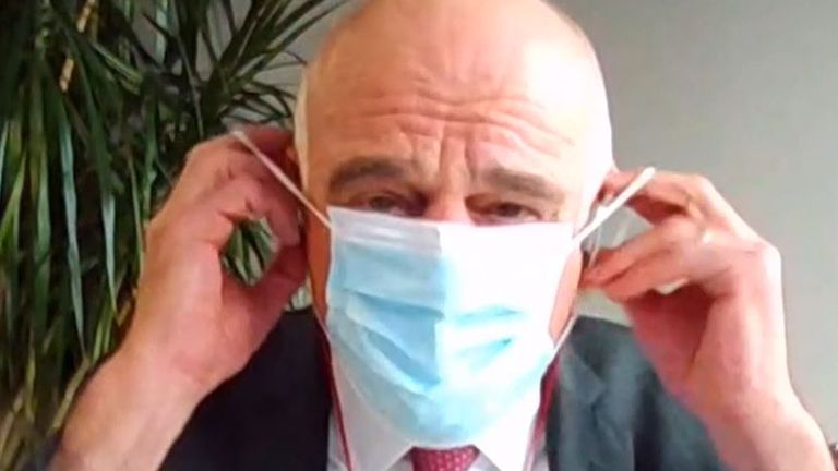 David Nabarro membuat daftar hal-hal yang dapat dilakukan orang untuk membatasi penyebaran COVID, termasuk memakai masker