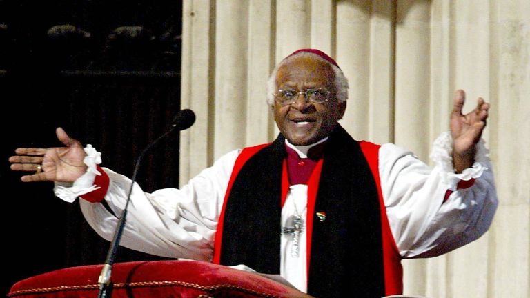 L'archevêque Desmond Tutu à la cathédrale Saint-Paul lors d'un service d'action de grâce pour célébrer le dixième anniversaire de la démocratie en Afrique du Sud.  Le vétéran de la campagne anti-apartheid, lors d'une interview sur le programme Breakfast with Frost de la BBC 1, avait précédemment exhorté les joueurs de cricket anglais à ne pas visiter le Zimbabwe.