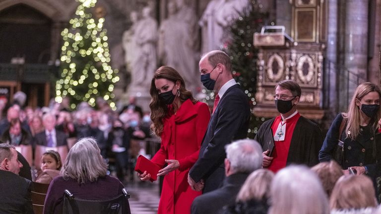 El duque y la duquesa de Cambridge hablan con los participantes en un servicio comunitario de villancicos navideños en la Abadía de Westminster, Londres.  Imagen Fecha: miércoles 8 de diciembre de 2021.