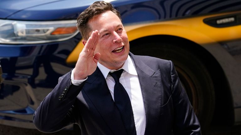 Elon Musk quitte le Justice Center de Wilmington, Delaware, le mardi 13 juillet 2021.  Musk a de nouveau résisté mardi à un procès alléguant qu'il avait comploté l'acquisition par Tesla en 2016 d'une société financièrement précaire appelée SolarCity qui était entachée de conflits d'intérêts et n'a jamais réalisé les bénéfices sur lesquels Musk a insisté.  (AP Photo/Matt Rourke)