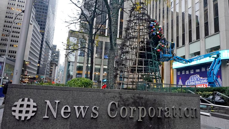 Un uomo è stato accusato di incendio doloso per aver dato fuoco a un albero di Natale per Fox News.  Pic: AP