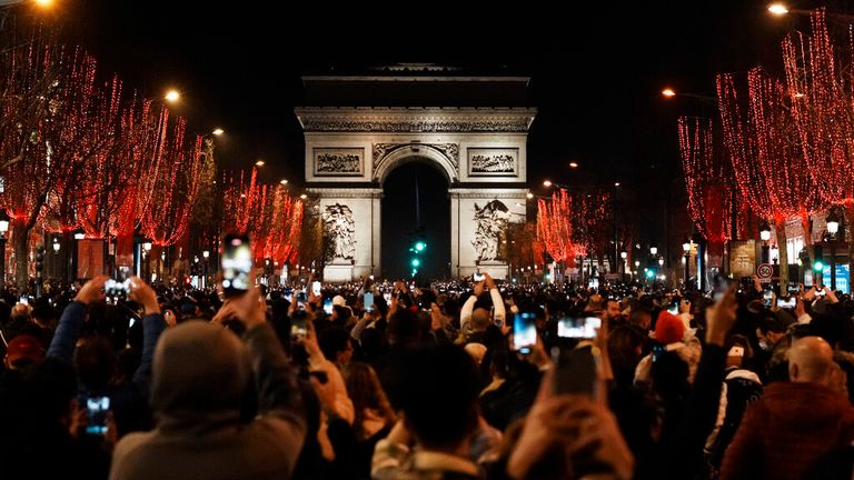 新年には、パリのシャンゼリゼ通りで人々が迎えられました。