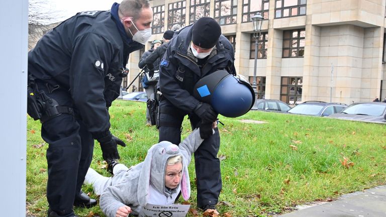 Des policiers arrêtent un manifestant lors d'une manifestation contre les mesures gouvernementales visant à freiner la propagation de la maladie à coronavirus (COVID-19) à Dresde, en Allemagne, le 6 décembre 2021. REUTERS/Matthias Rietschel