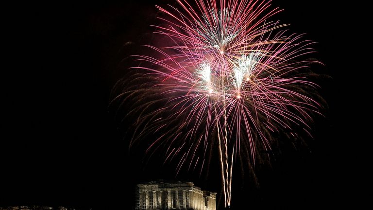 アテネのアクロポリスヒルで花火大会が撮影されました