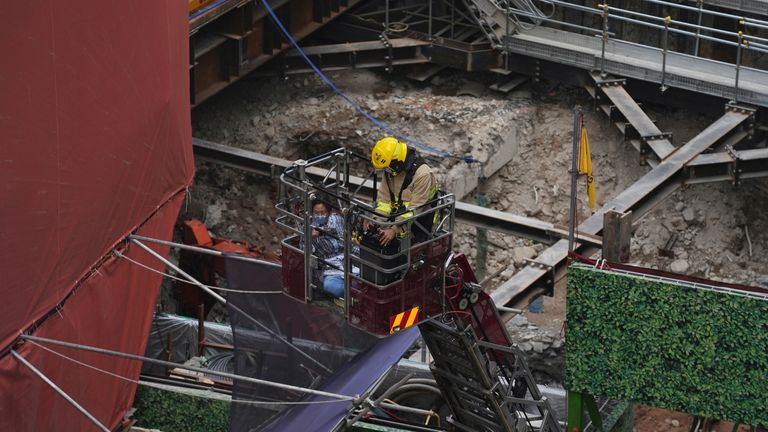 Un pompiere salva una vittima intrappolata in un incendio scoppiato al World Trade Center di Hong Kong, Cina, 15 dicembre 2021. REUTERS/Lam Yik