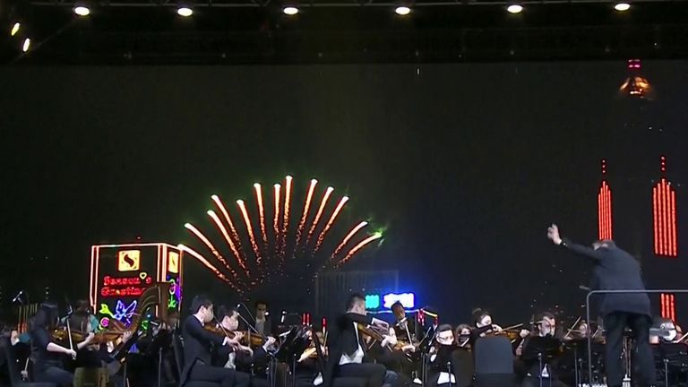 オーケストラは、香港の新年のお祝いで、活気に満ちた光のショーと花火の展示を行いました。