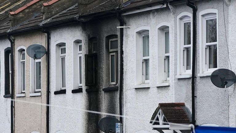 پلیس در محل حادثه در ساتون، جنوب لندن، جایی که چهار کودک گمان می‌رود بستگانشان باشند، پس از آتش‌سوزی در خانه جان خود را از دست دادند.  تاریخ عکس: جمعه 17 دسامبر 2021