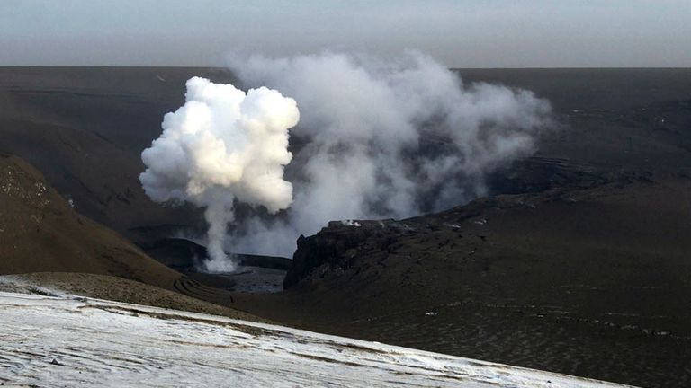Picture shows smoke from the Grimsvotn volcano, under the Vatnajokull glacier in southeast Iceland, at 03:00 GMT, May 25, 2011. The Icelandic volcano which disrupted hundreds of flights in northern Europe is no longer spewing out ash and the eruption seems to have halted, weather officials said on Wednesday. REUTERS/Agust Gudbjornsson (ICELAND - Tags: DISASTER ENVIRONMENT)
