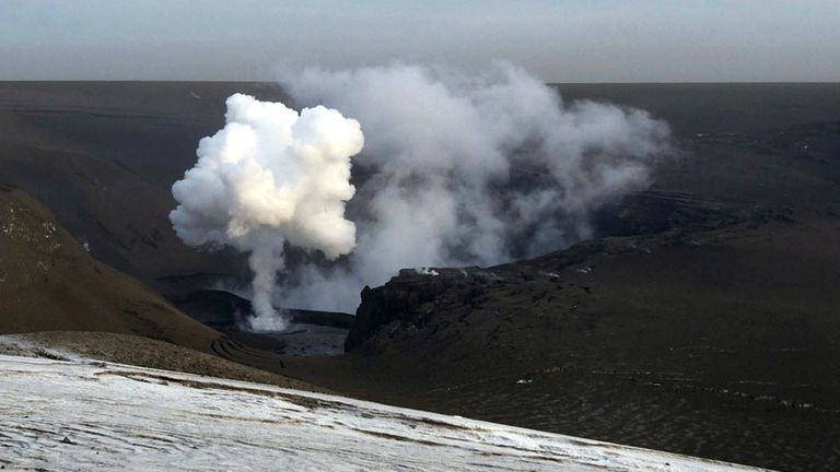 Picture shows smoke from the Grimsvotn volcano, under the Vatnajokull glacier in southeast Iceland, at 03:00 GMT, May 25, 2011. The Icelandic volcano which disrupted hundreds of flights in northern Europe is no longer spewing out ash and the eruption seems to have halted, weather officials said on Wednesday. REUTERS/Agust Gudbjornsson (ICELAND - Tags: DISASTER ENVIRONMENT)
