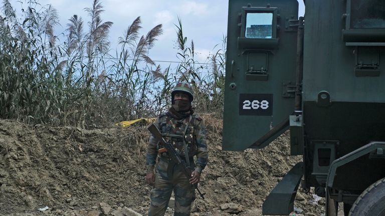 Pic Associated Press، یک سرباز ارتش هند در بزرگراهی در حومه کوهیما، مرکز ایالت ناگالند در شمال شرقی هند، نگهبانی می‌دهد. 