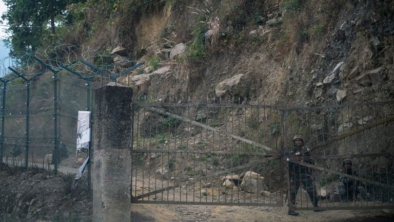 Des soldats de l'armée indienne montent la garde dans leur camp à Jakhama, dans l'État indien du nord-est du Nagaland, le dimanche 5 décembre 2021.Pic Associated Press 
