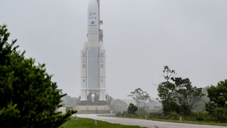 La fusée Ariane 5 sur la rampe de lancement en Guyane française avec le télescope spatial James Webb.  Photo : NASA/Bill Ingalls