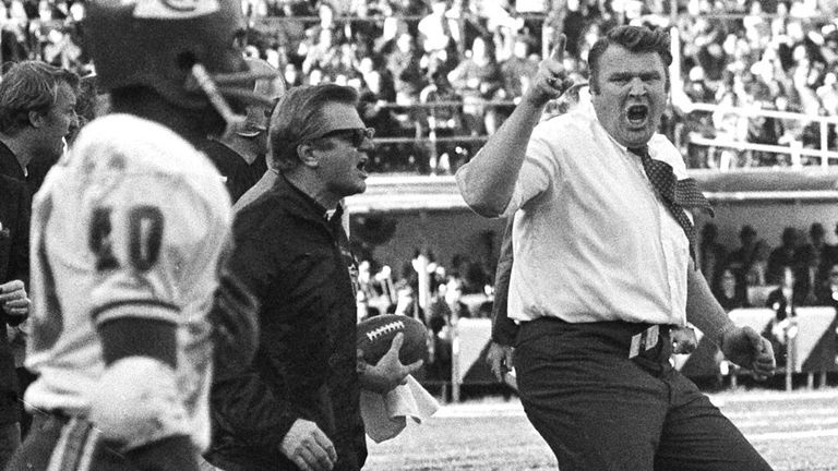 DOSSIER – Dans cette photo d'archive du 12 décembre 1970, l'entraîneur des Oakland Raiders, John Madden, à droite, fait une sorte de danse alors qu'il agite un doigt et crie pour protester contre l'appel de l'arbitre au troisième quart d'un match de football de la NFL contre Kansas City Chiefs, à Oakland, Californie (AP Photo/Fichier)