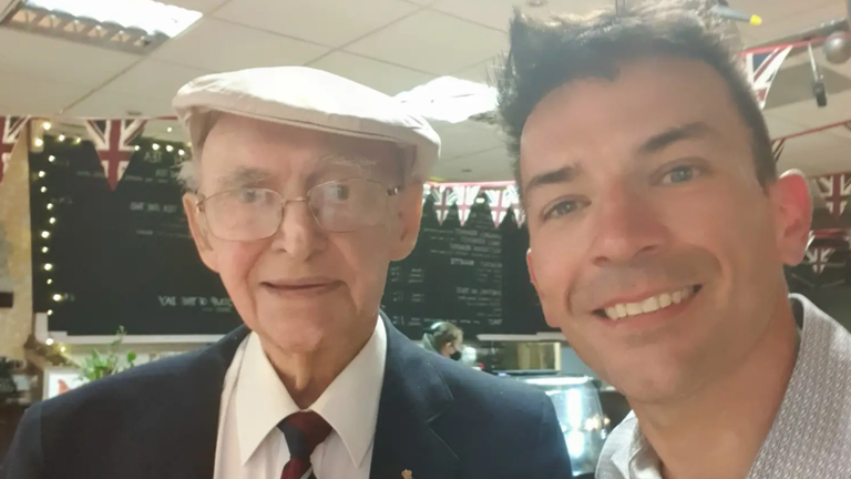 Chris Miller, propriétaire de l'Air Raid Shelter Cafe and Tea Room à High Wycombe, s'est associé à l'ancien opérateur radio de la RAF John Pearce, 95 ans, 