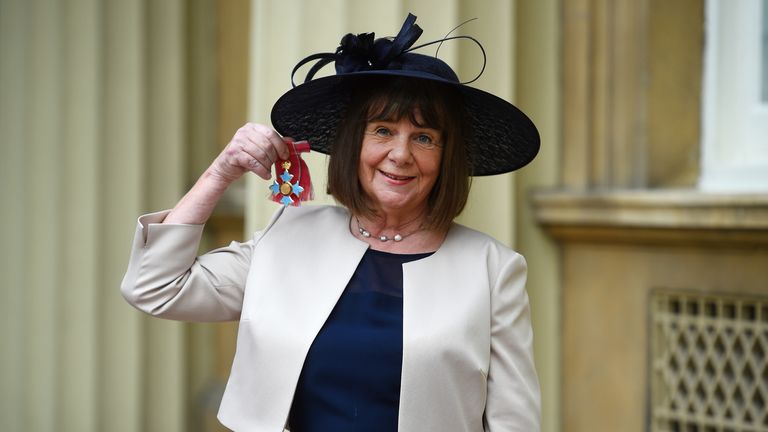 L'auteur Julia Donaldson avec son CBE pour services rendus à la littérature après une cérémonie d'investiture au palais de Buckingham, à Londres, en mai 2019