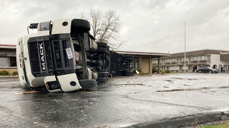 شاحنة تنقلب على مبنى في بولينج جرين بولاية كنتاكي.  الصورة: A.P.
