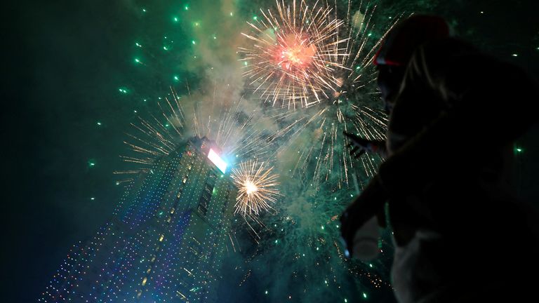 UAPオールドミューチュアルタワーの上空に花火大会が灯りました。