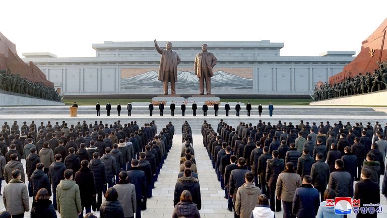مردم در جلسه ادای سوگند قبل از دهمین سالگرد درگذشت رهبر سابق کیم جونگ ایل در پیونگ یانگ، کره شمالی، در 16 دسامبر 2021 توسط خبرگزاری مرکزی کره (KCNA) شرکت می کنند.  KCNA / از طریق رویترز.  KCNA از طریق رویترز توجه ویراستاران - این تصویر توسط شخص ثالث ارائه شده است.  رویترز نمی تواند این تصویر را به طور مستقل بررسی کند.  فروش به اشخاص ثالث ممنوع است.  کره جنوبی در خارج.  بدون تجارت یا فروش سرمقاله در کره جنوبی.