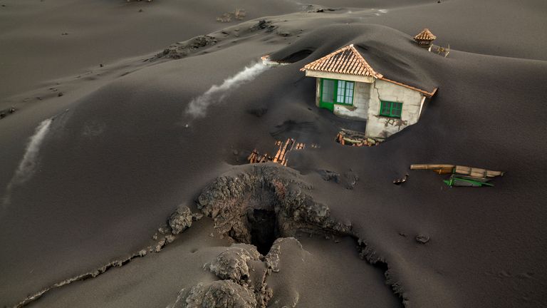 火山の噴火により、灰が家を覆った