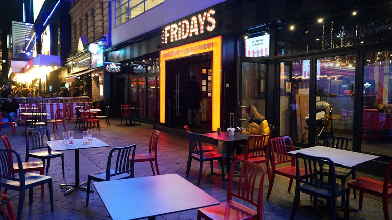 Des tables vides à l'extérieur d'un bar à Leicester Square, à Londres, où de nouvelles restrictions sont entrées en vigueur pour ralentir la propagation de la variante Omicron du coronavirus.  Photo date : mercredi 15 décembre 2021.
