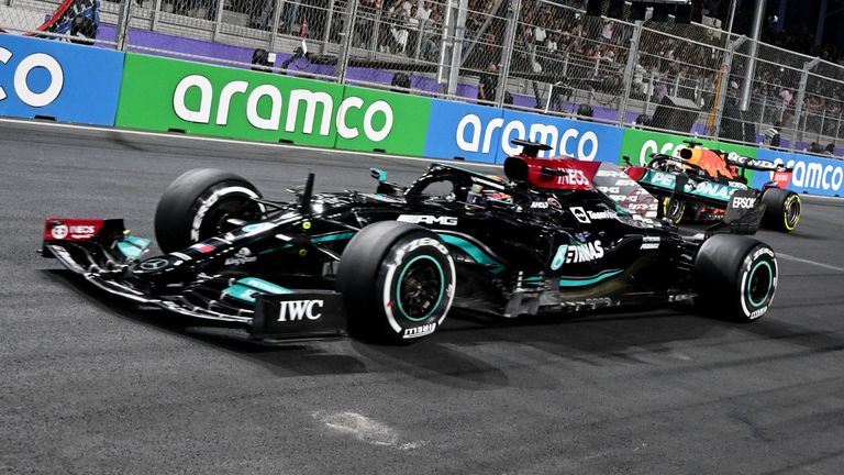 Fórmula Uno F1- Gran Premio de Arabia Saudita - Jeddah Corniche Circuit, Jeddah, Arabia Saudita - 5 de diciembre de 2021 Mercedes '  Lewis Hamilton en juego durante el Bull Run vía Reuters / Andrei Isakovic
