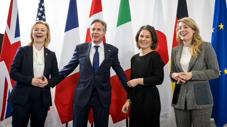 لیز تراس وزیر امور خارجه با همتایان خود در اجلاس G7 در لیورپول.  عکس: AP 
