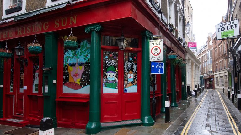 Un pub fermé avec des décorations de Noël dans les fenêtres du quartier financier de la ville de Londres.  21/12/2020