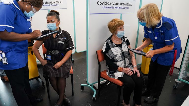 مارگارت کینان (نفر دوم از راست) تزریق تقویت کننده خود را در سپتامبر به همراه می پارسونز، پرستاری که اولین واکسن او را تزریق کرد (دوم از چپ) دریافت کرد.