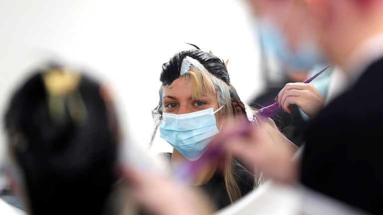 Masks are compulsory again in hairdressers and barbers in England 