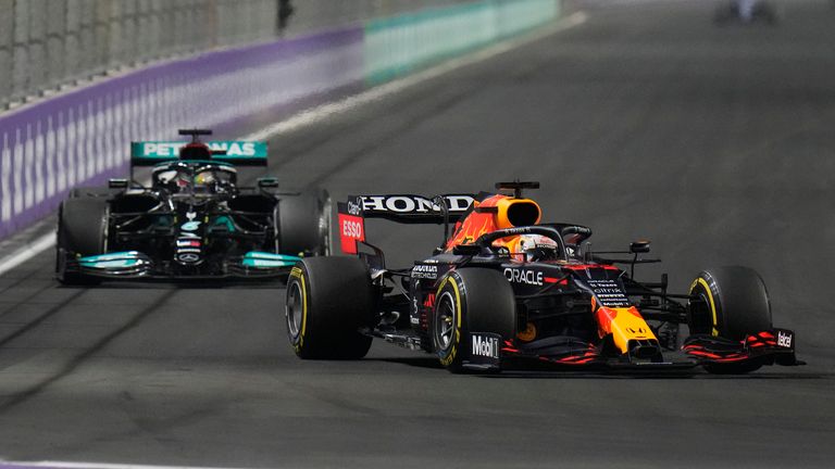 El piloto de Red Bull Max Verstappen de los Países Bajos es seguido por el piloto de Mercedes Lewis Hamilton en el Gran Premio de Arabia Saudita en Jiddah.  Pic Prensa Asociada 