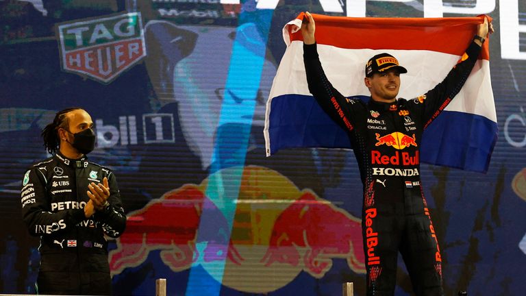 Max Verstappen (R) a remporté le championnat du monde de F1 après avoir battu Lewis Hamilton au Grand Prix d'Abu Dhabi