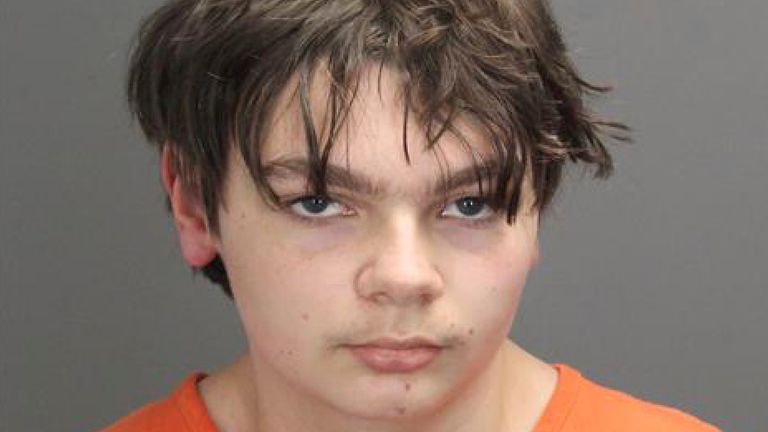 Ethan Crumbley, 15, yang didakwa sebagai orang dewasa dengan pembunuhan dan terorisme.  foto: AP