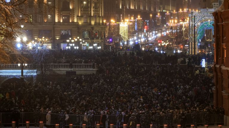 何千人もの人々がモスクワのマンズナヤ広場に集まり、花火大会を見ました