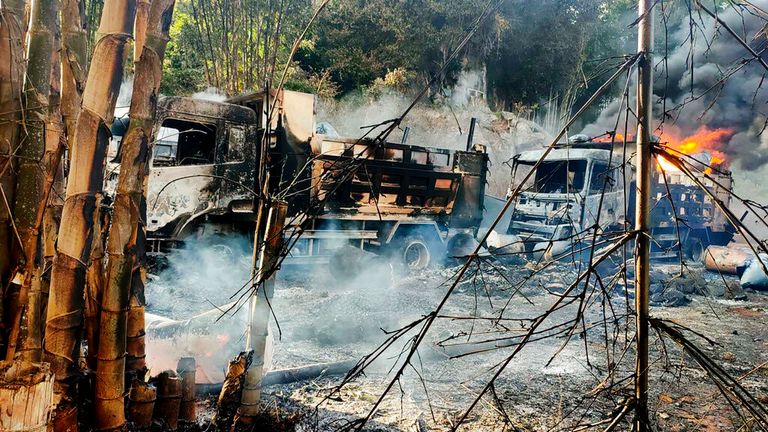 Un groupe local de défense des droits humains a déclaré que plus de trente personnes avaient été tuées par les forces gouvernementales près du village de l'État oriental de Kayah.  Pic : PRESSE ASSOCIÉE