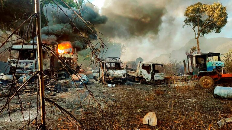 De la fumée s'échappe des véhicules découverts dans le canton de Hpruso.  Pic : PRESSE ASSOCIÉE