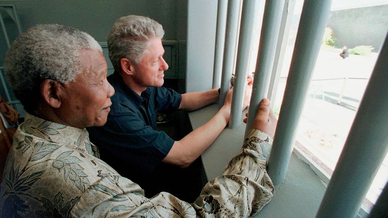 پرونده - نلسون ماندلا، چپ، و بیل کلینتون، رئیس جمهور سابق ایالات متحده، از سلول زندان ماندلا در جزیره روبن در کیپ تاون، آفریقای جنوبی، 27 مارس 1998، نگاه می کنند. ماه آینده زیر چکش قرار خواهند گرفت.  (AP Photo / اسکات اپل وایت، استخر، فایل)
