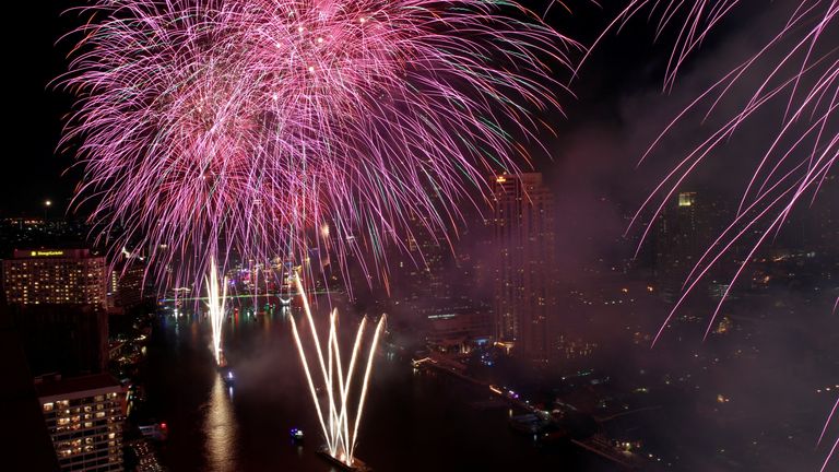 2022年1月1日、タイのバンコクでコロナウイルス（COVID-19）が蔓延する中、新年のお祝いの際にチャオプラヤー川で花火が爆発します。REUTERS/ Soi Zia Tun