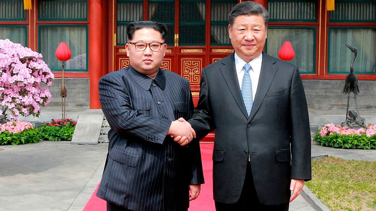 کیم جونگ اون با شی جین پینگ چینی در سال 2018 روابط کیم با پکن را احیا کرد عکس: AP